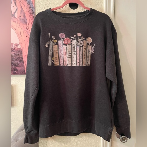 Plus Size Women’s Dark Gray Sweatshirt with Book Graphic size XL pre-owned - Picture 1 of 10